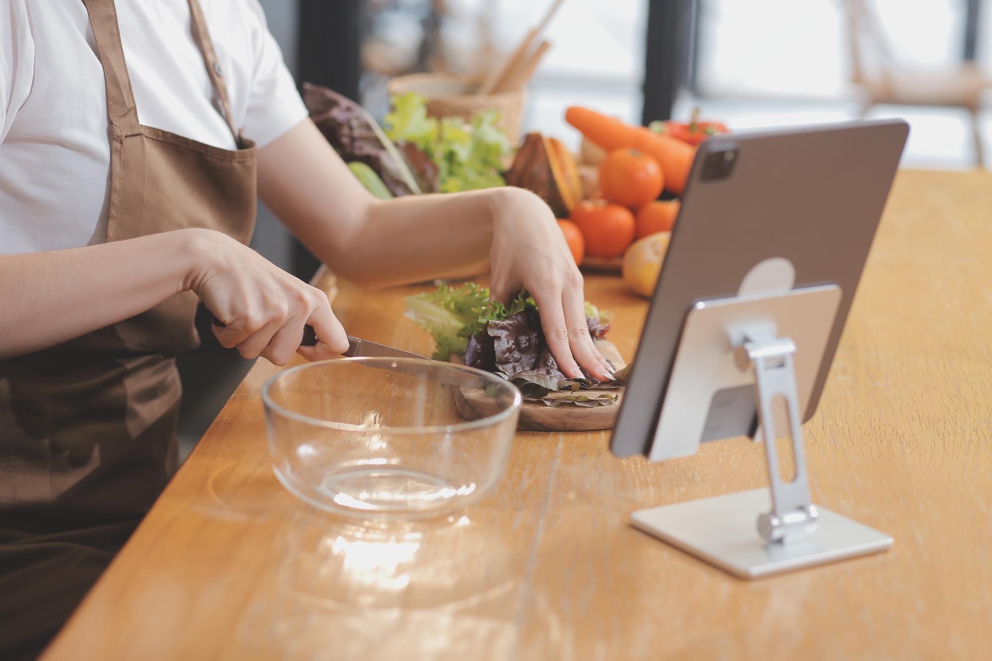 Laboratorio di cucina con strumenti moderni e ingredienti locali