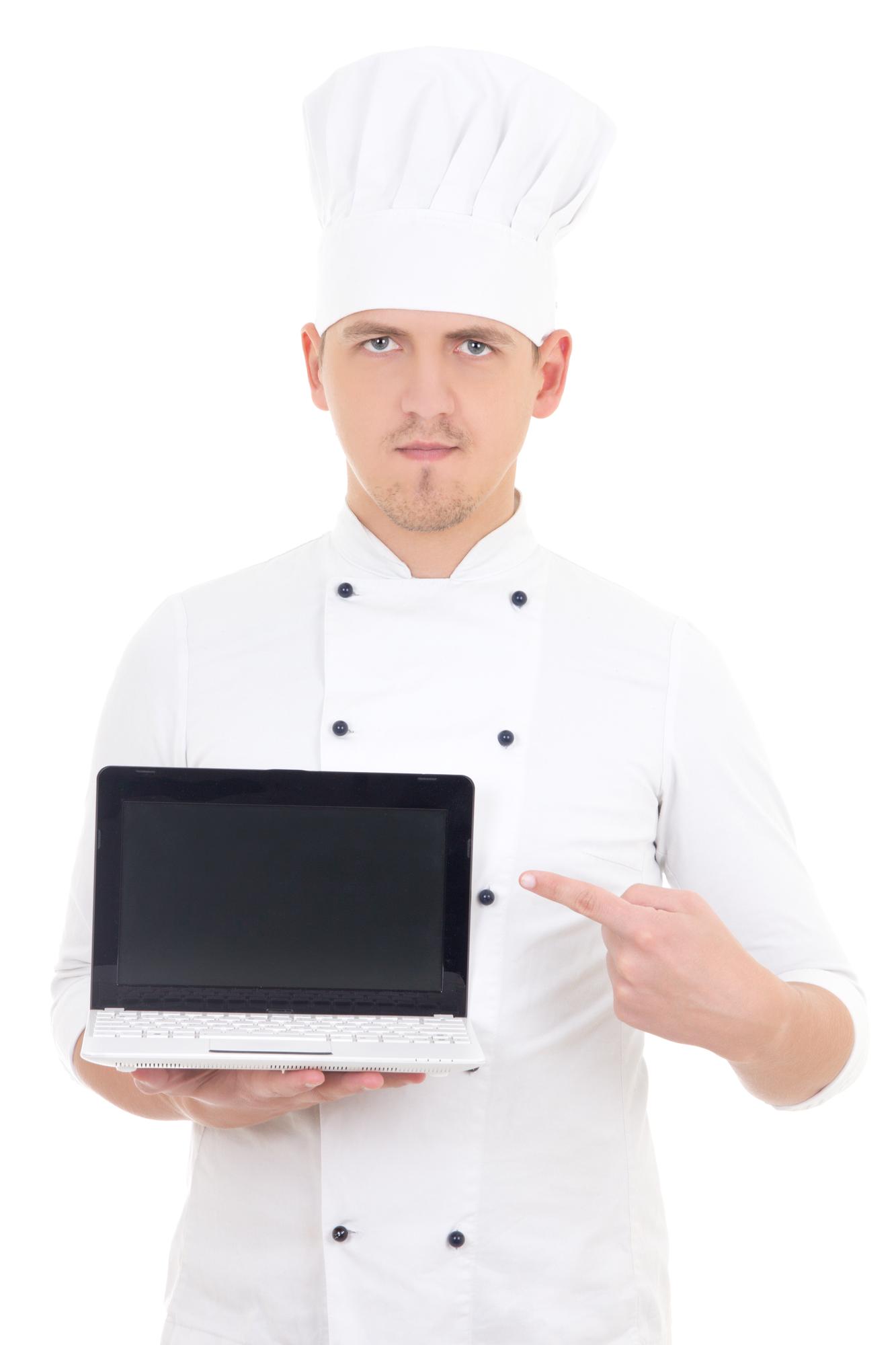 Chef giovane che spiega una tecnica con attrezzatura moderna